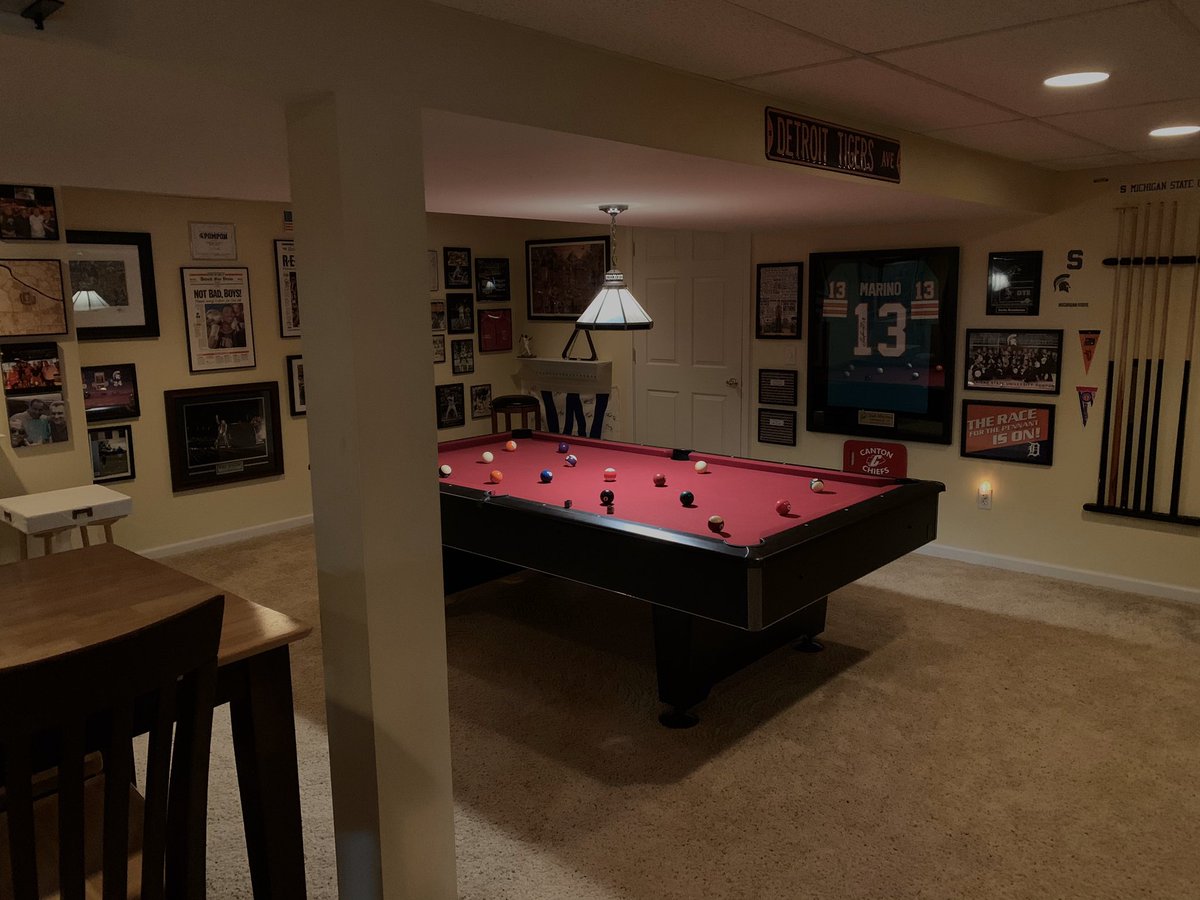 TomParrelly's tweet image. 18 years of accumulating “stuff” ⚾️🏈🏀🏒⚽️🎱⛳️🥊🎶🎵 #MichiganBasements