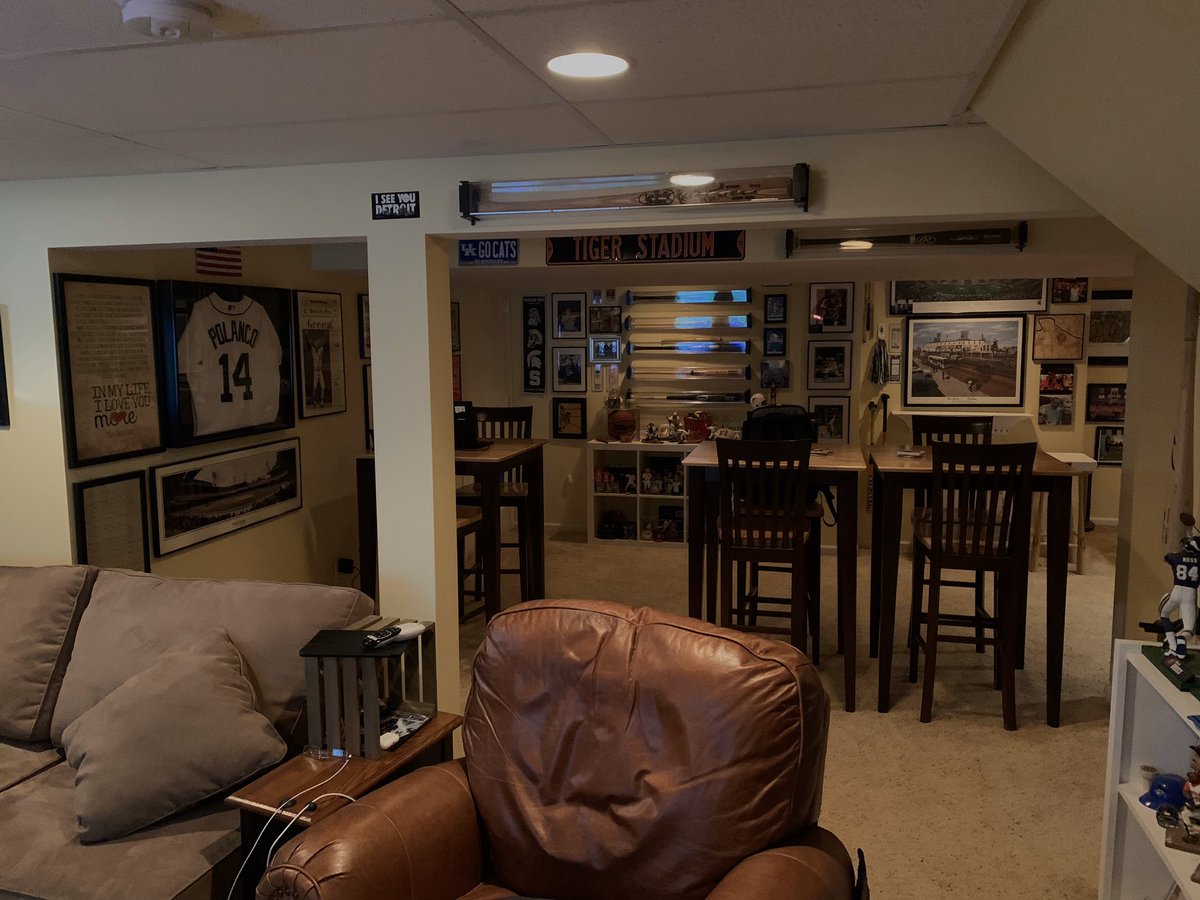 TomParrelly's tweet image. 18 years of accumulating “stuff” ⚾️🏈🏀🏒⚽️🎱⛳️🥊🎶🎵 #MichiganBasements