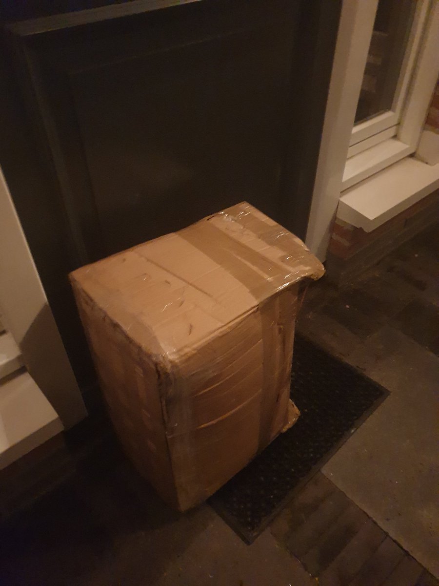 Dat je net thuiskomt en dit pakket voor de deur aantreft. Vreemde manier van bezorgen 🙄 @DHLNL