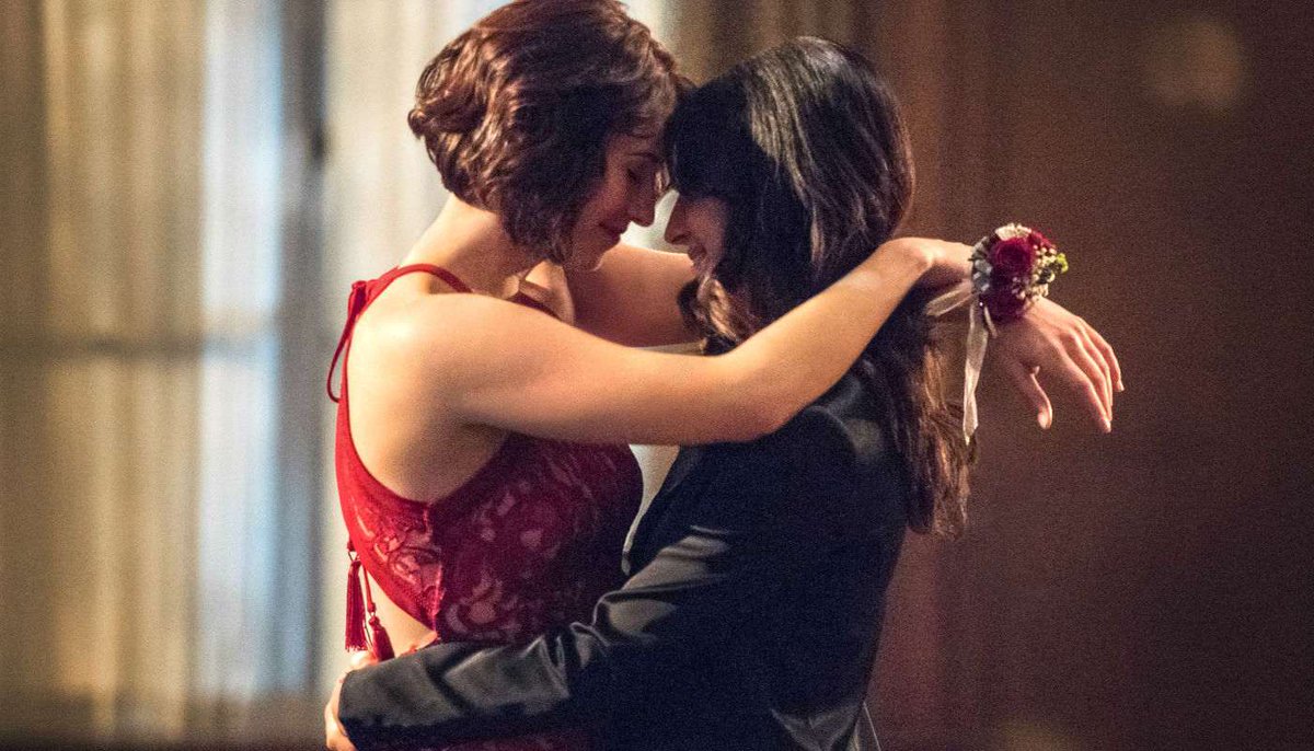 Dancing lesbians. Алекс Дэнверс и Мэгги Сойер. Alex Danvers and Maggie Sawyer. Мэгги Сойер ДС. Супергерл Алекс и Мэгги.