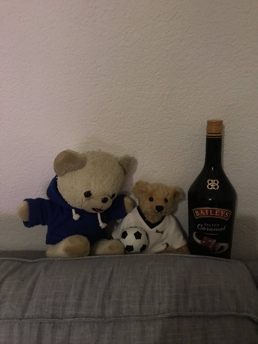 Robin and me are having a relaxing evening #toddyshug