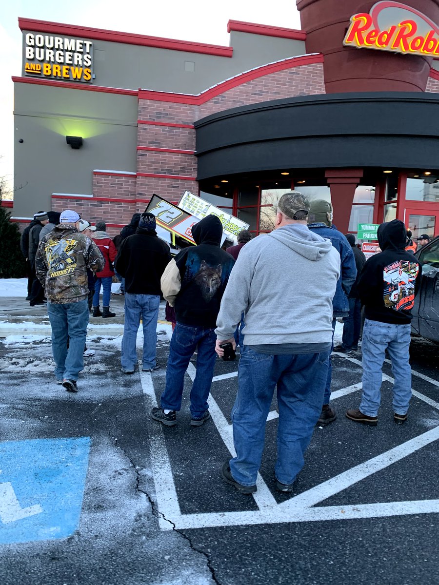 RedRobinRacing's tweet image. What a great year we had in 2019. We met a lot of great people at the racetracks and in our #RedRobinLVRG restaurants! #bottomlessfun 

Be safe tonight!🏁🏁