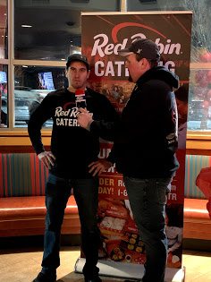 RedRobinRacing's tweet image. What a great year we had in 2019. We met a lot of great people at the racetracks and in our #RedRobinLVRG restaurants! #bottomlessfun 

Be safe tonight!🏁🏁