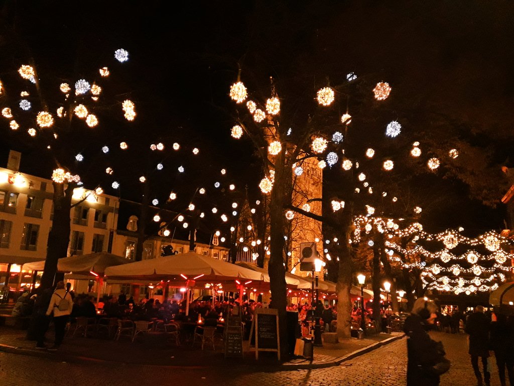Vanavond heerlijk geslenterd door #Maastricht met de Magische Lichtroute ✨ Wat is het er gezellig en mooi... Onze favoriet: het OLV-plein 🎄⛄💚 @visitmaastricht  #LightUpMaastricht