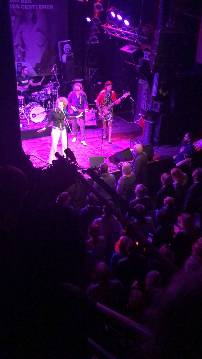 Das Vorspiel #wortwitz, gleich kommen die <a href="/DLDGG1/">DLDGG</a> - ich wackel schon mal am Käfig <a href="/KnustHamburg/">Knust Hamburg</a>