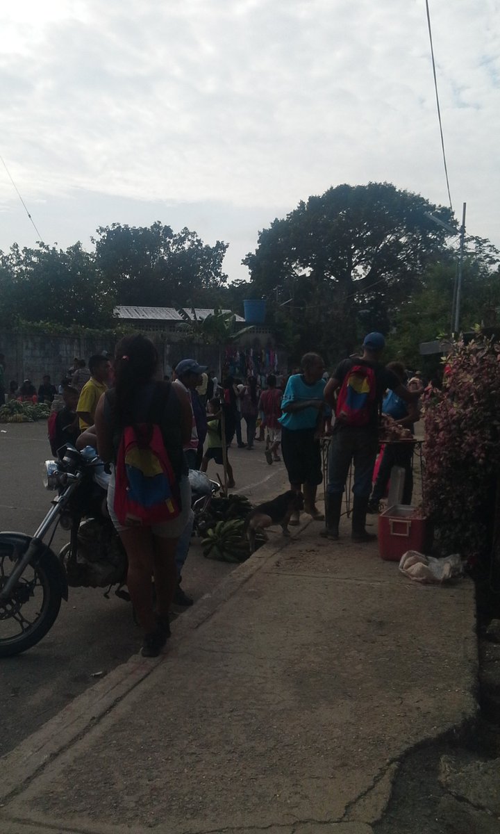 Debido a la crisis q vive Venezuela, los Machiquenses e indígenas Yukpas en la Sierra de Perija se encuentran cada sábado desde hace un año en este mercadito creado para hacer ventas y trueques de verduras, bastimentos, alimentos, carnes entre otros. y así resolver su economía