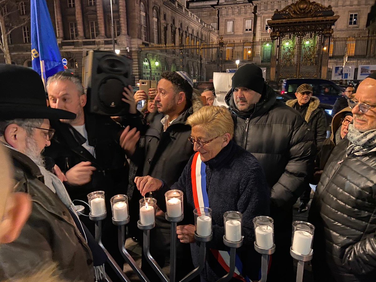 ibalkany's tweet photo. J'étais présente à la manifestation en mémoire de Sarah Halimi dont l'assassin barbare sera exempté de jugement et de sanction pour "altération du jugement" pour avoir fumé du canabis ! Que la lumière de Hanouka éclaire enfin la Justice de notre pays ! #Halimi #SarahHalimi https://t.co/o7nWtIMDyy