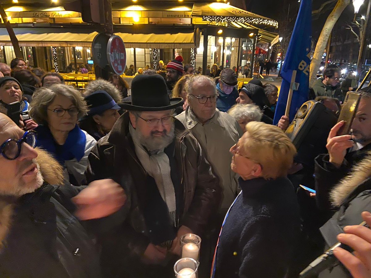 J'étais présente à la manifestation en mémoire de Sarah Halimi dont l'assassin barbare sera exempté de jugement et de sanction pour "altération du jugement" pour avoir fumé du canabis ! Que la lumière de Hanouka éclaire enfin la Justice de notre pays ! #Halimi #SarahHalimi