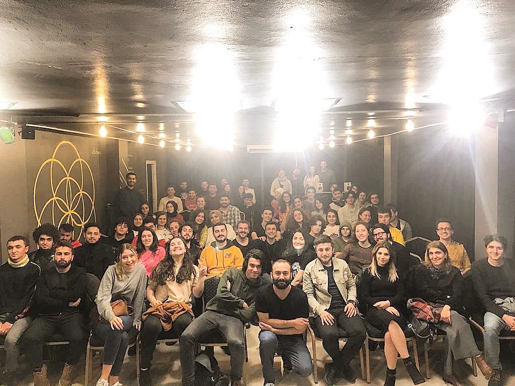Yine bir oyunun sonuna geldik ❤️ İyi ki geldiniz🙏🏻 Durmak yok haftaya devam 😎 #hayalmeal #doğaçlama #tiyatro #doğaçlamatiyatro #serbeststil #serbesthikayeler #tiyatrosporu #uzunuzunhikayeler #komedi #sahne #11.yıl #impro #kadıköy #yeldeğirmeni  #hayalmealsahne