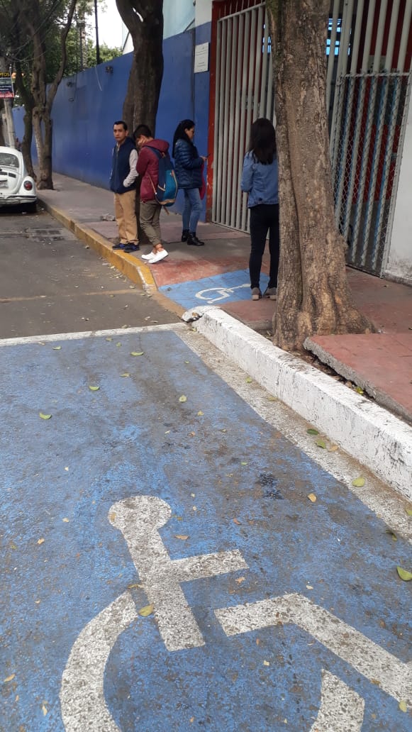 Deportivo Joaquín Capilla cerrado No pusieron ningún letrero alumnos se quedan sin clases por dos semanas les repodran las clases? 🤔 <a href="/STaboadaMx/">Santiago Taboada</a> <a href="/BJAlcaldia/">Alcaldía de Benito Juárez</a> <a href="/ddmexico_bj/">Diario Benito Juarez</a> <a href="/ContraloriaCDMX/">Secretaría de la Contraloría General CDMX</a>