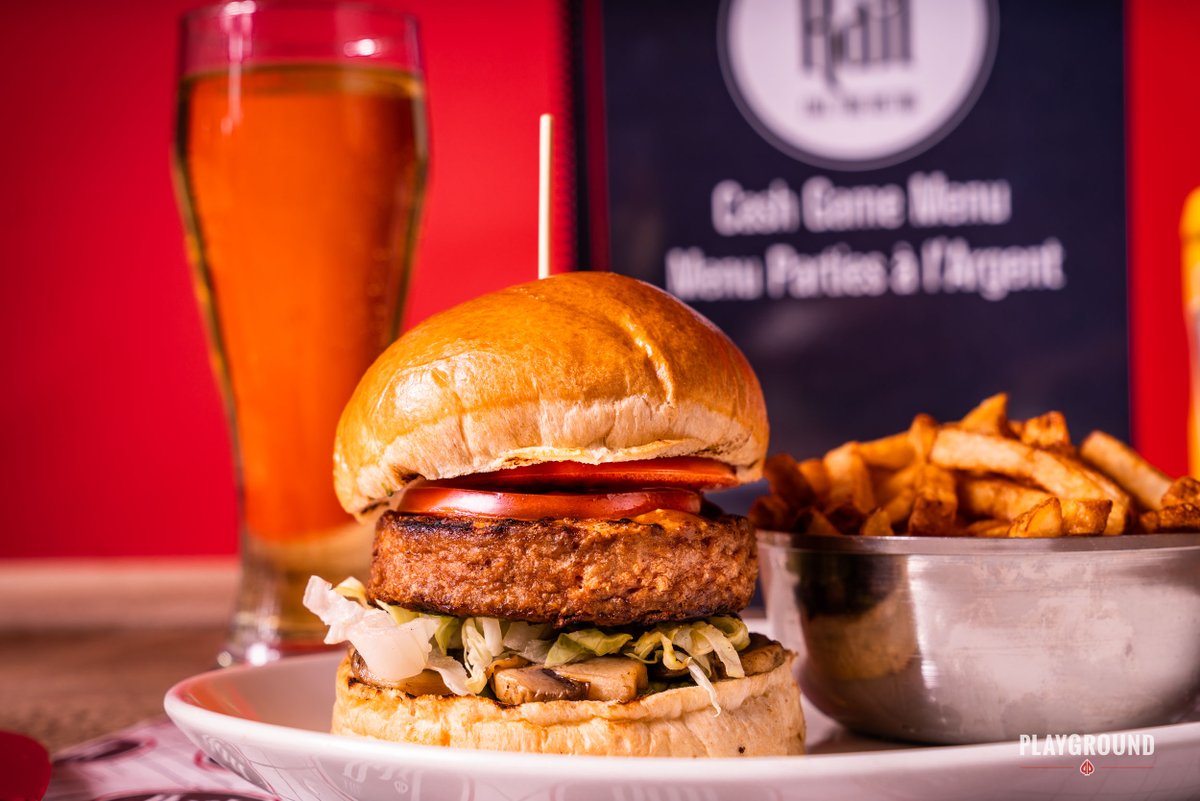 Take your #vegetarian game to the next level with a #beyondmeat eat burger and a frosty glass of beer. Enjoy this plant based combo for $0! Free Food is back at Playground🙌

Visit our new gaming menu👉 playground.ca/poker/food-and…

#poker #montrealfoodie #freefood #playgroundpoker
