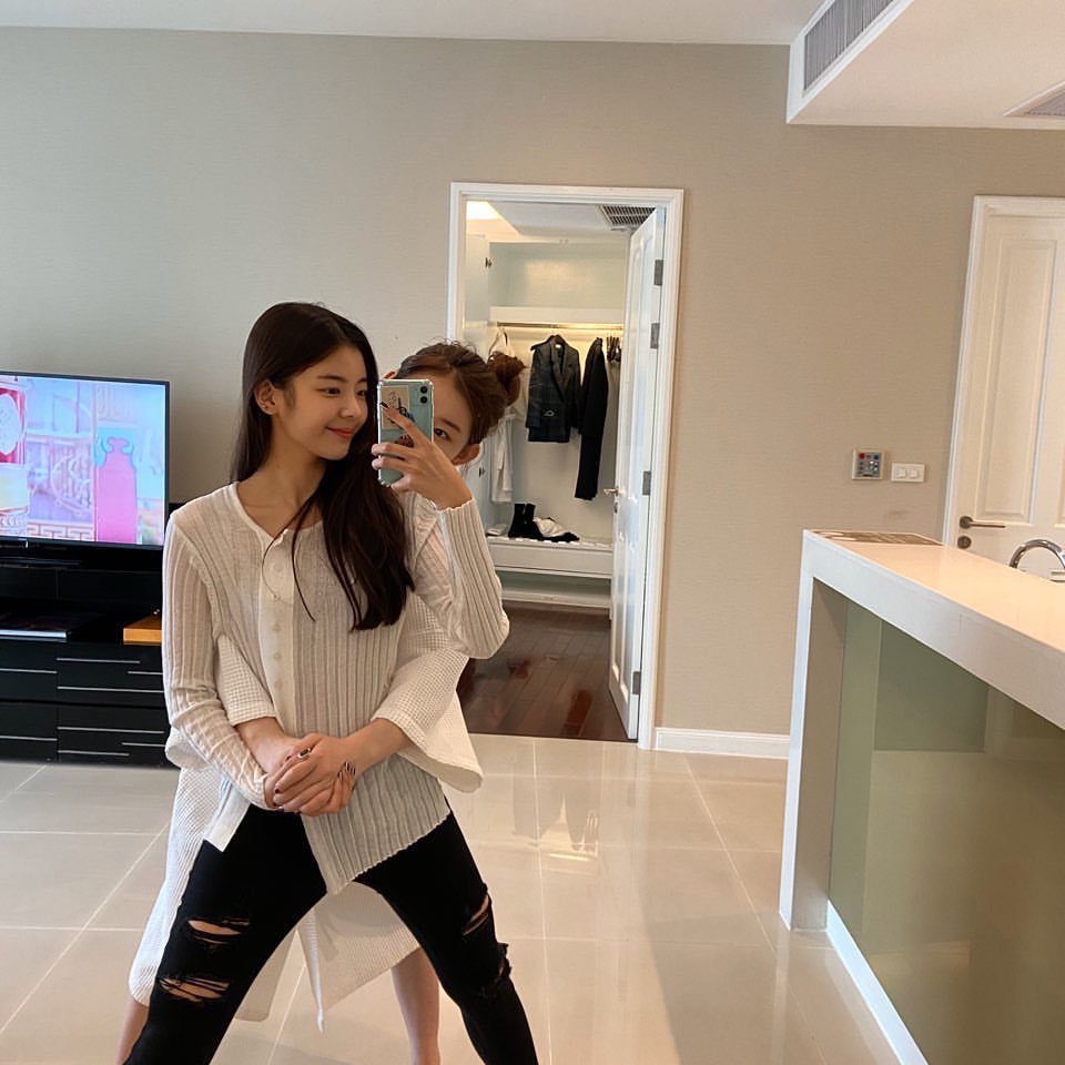 LiaBrasiI's tweet photo. [#LIAGRAM] 26.12.19 - Atualização da Lia no Instagram oficial. (1/3)

"A colega de quarto de Bangkok é 🍒❣
Um dia antes do showcase, depois de pousarmos em Bangkok, as membros tiveram um dia divertido e memorável! Adivinhe o que fizemos~??"

#있지 #ITZY #리아 #LIA @ITZYofficial https://t.co/KmWeoviByi