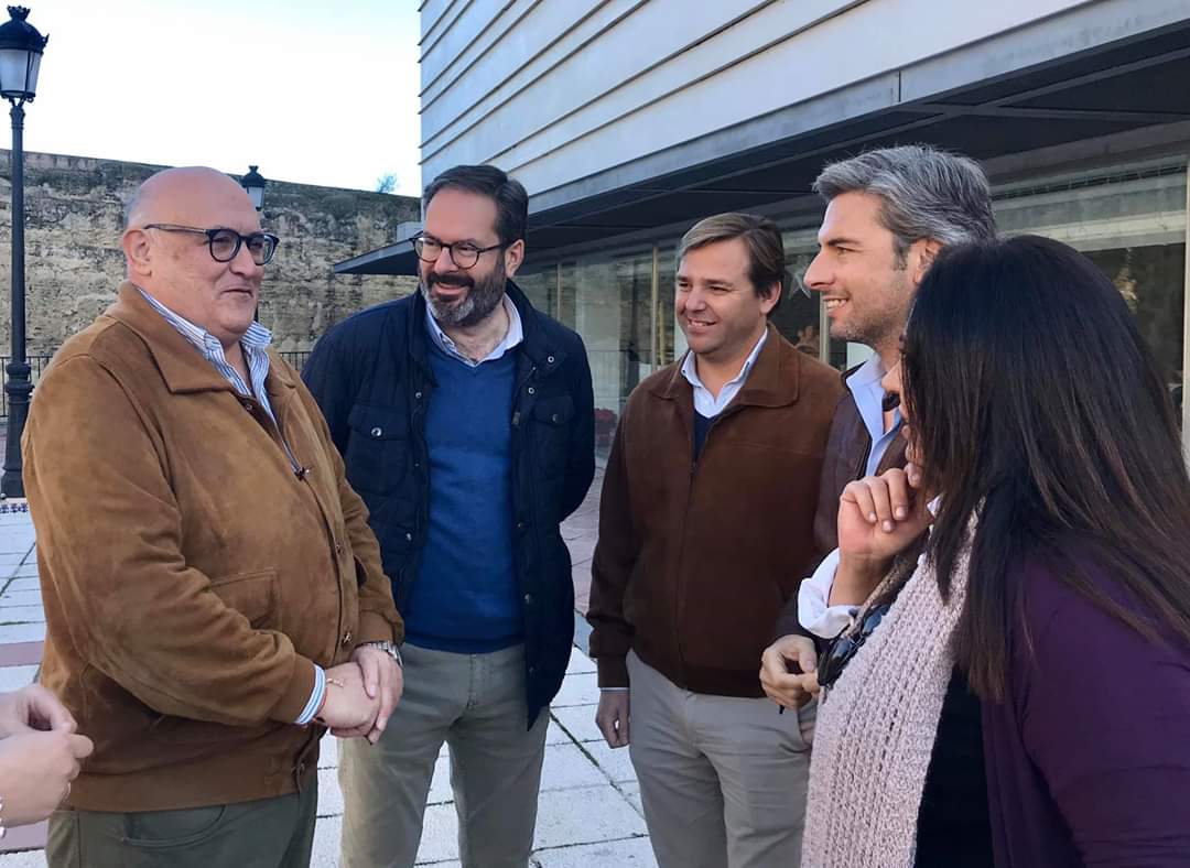 pp_larambla's tweet photo. 🎄Un año más celebramos nuestro tradicional desayuno con los amigos del PP y nuestro presidente @adolfo_molina
Gracias a todos por vuestro apoyo y por hacer posible que el cambio también llegue a #LaRambla con nuestro alcalde @JorgeJimenezAg
Feliz Navidad https://t.co/nkDBas3JQw