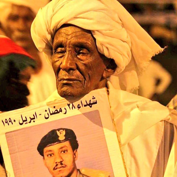 🛑 قناة العربية أفادات برواية شهود عيان: أن قادة الحركة الاسلامية من النظام البائد، علي عثمان، نافع علي نافع و عوض الجاز كانوا يرتدون الزي العسكري داخل القيادة وقاموا بإدارة عملية إعدام ضباط 28 رمضان 1990.
تم اعدام خيرة ضباط الجيش السوداني بواسطة مدنيين يتبعون للحركة الاسلامية.