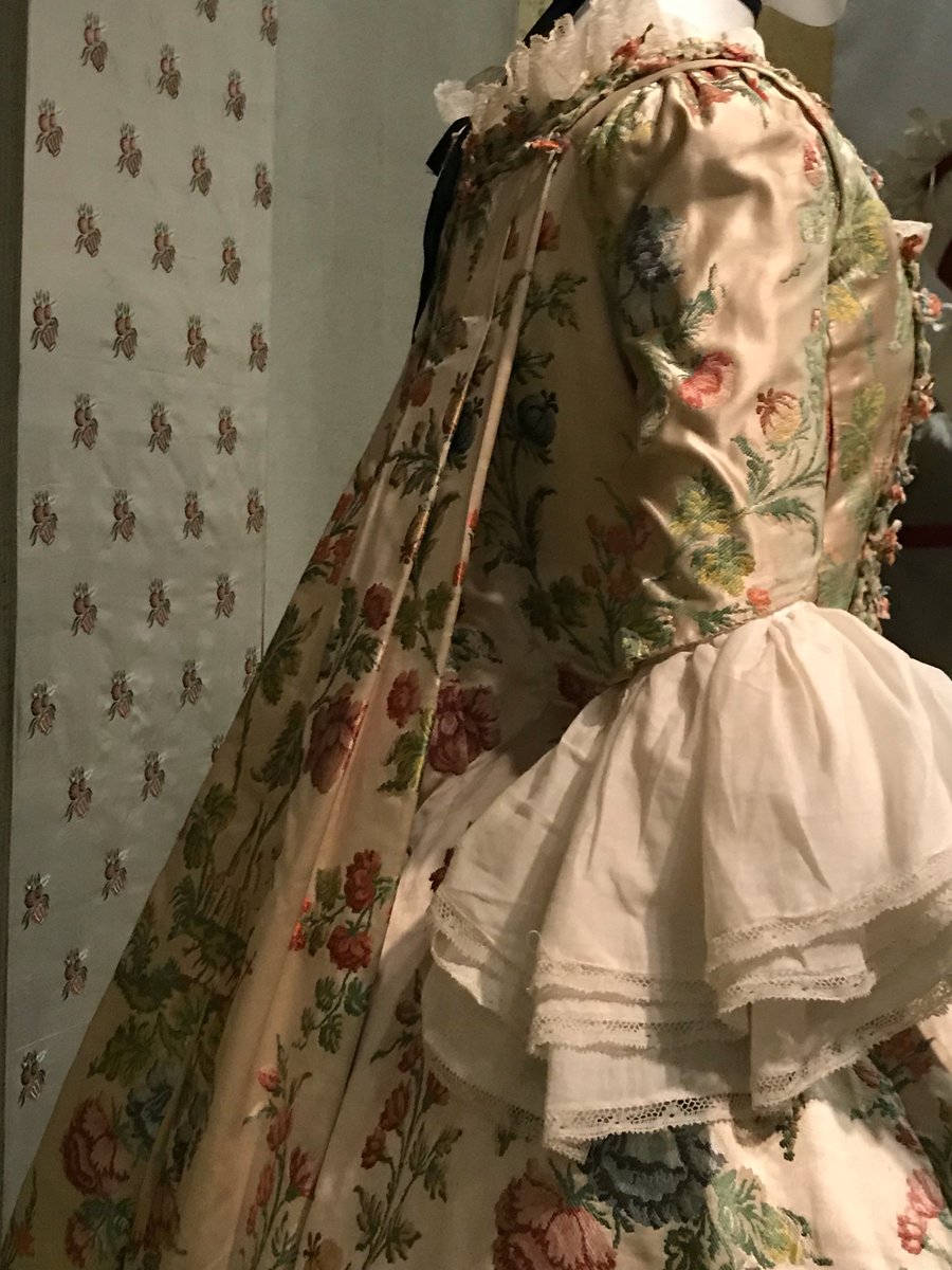 SilkDamask's tweet photo. #SackBackSaturday #historianonholiday @HistDeerfield 
Sumptuous #sackback robe of woven #silk w/ #passementerie, self fabric #robings; textile poss. from #Amsterdam, made in #England, 1735-40 altered c1780. Now on view #FlyntCenter Curated by #NedLazaro #gorgeousgeorgians https://t.co/y2PzRiWRch