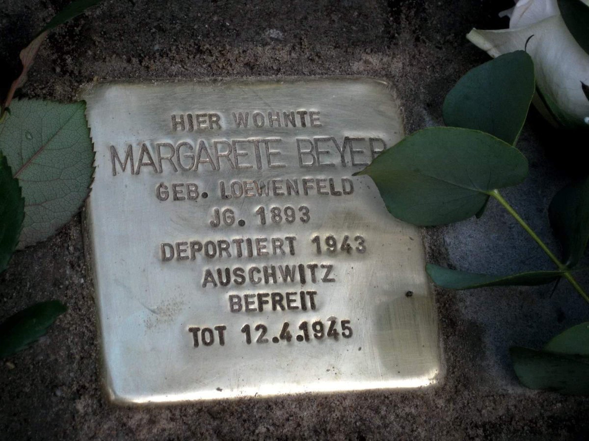 In etwa einem Monat ist es 75 Jahre her, dass Auschwitz befreit wurde. Auch wenn wir vergessen wollen, was Millionen Unschuldigen angetan wurde - wir dürfen es nicht! Folgt und unterstützt <a href="/AuschwitzMuseum/">Auschwitz Memorial</a> und <a href="/_Stolpersteine_/">Stolpersteine</a>  #GegenDasVergessen