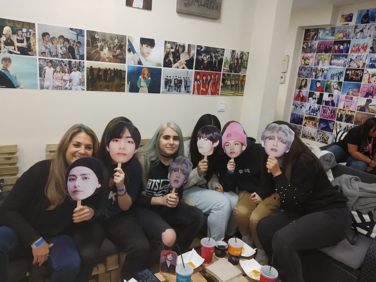 Btsprojects5's tweet photo. Muchas gracias a todas las armys que habéis asistido hoy al evento!! Esperamos que os la hayáis pasado genial 💜✨ nos vemos mañana 😊
@BcnForBTS  @KcoffeeSpain #TheGreatBear_Event #TheGreatBear_Donation @VanTAEholic1995 https://t.co/N292vwC0UL