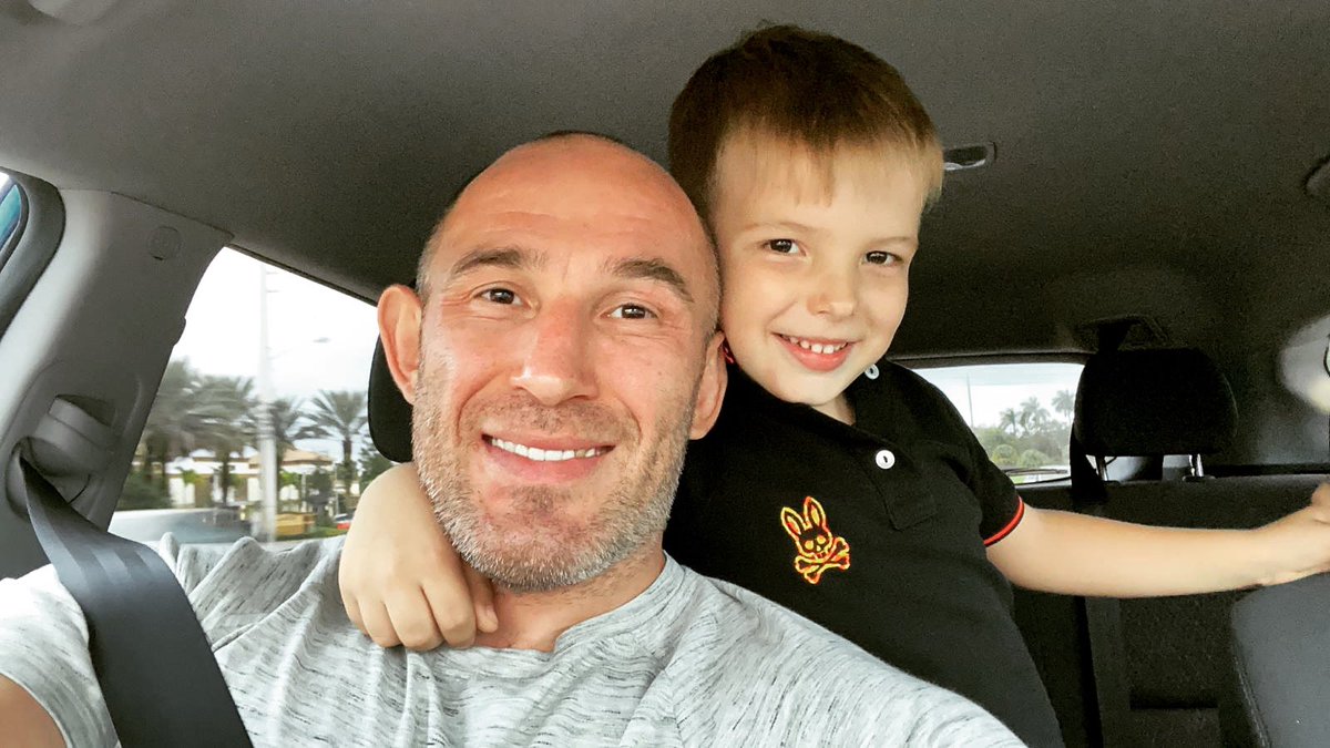 oleynikufc's tweet photo. My and my little bandit 😉
Мой маленький бандит, приобнял папу - и уже не так тяжело стало после двух тренировок в конце тренировочной недели 💪🙏
#папа #сын #семья #олейник #олейникпавел #son #oleynik #oleynikjr #father #miami https://t.co/zkzoTPrEhw