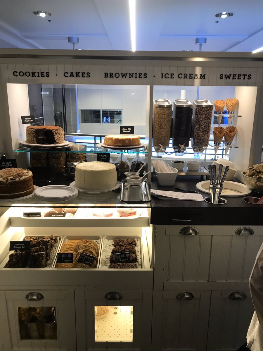 BrianGabrielUAL's tweet photo. Nothing better than spending Saturday evening at the United Center, watching the @chicagobulls, with the Customer Solutions team. They’ve worked so hard all year, the dessert cart is the best way to say thank you!
 @weareunited #BeingUnited https://t.co/66sPjJcbF8