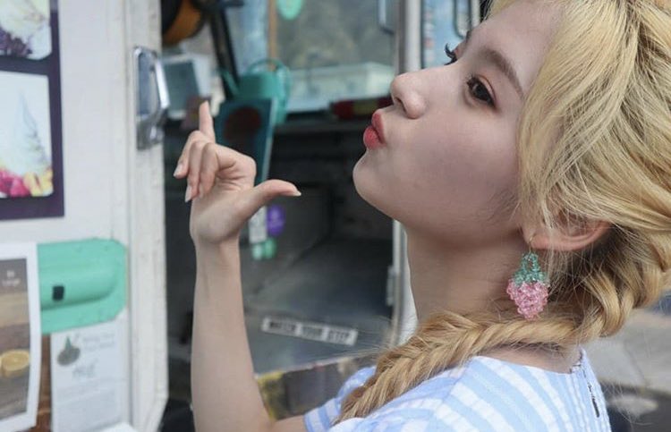 PAB0H0E's tweet photo. Momo’s still posting. it’s now a Sana birthday thread. I love you. Sana loves you. Love samo. SaMo forever.
#STANSAMO2K19 https://t.co/XAEjDtlw6K