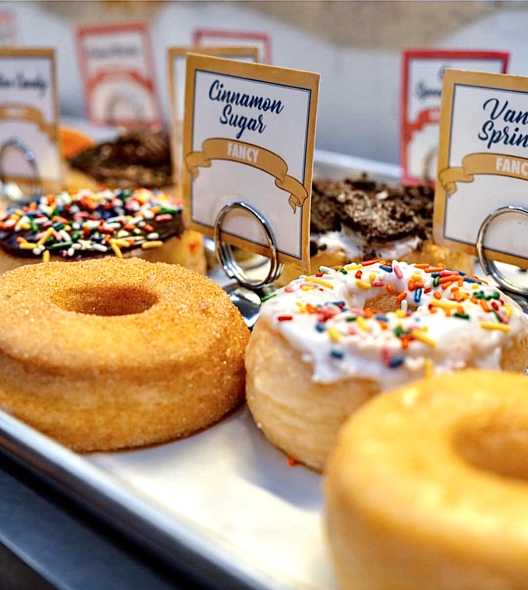 Late night holiday szn approved snacks from <a href="/mojodonutsmiami/">Mojo Donuts Miami</a> 🍩 

#eeeeeats #knotworking #wharfmiami