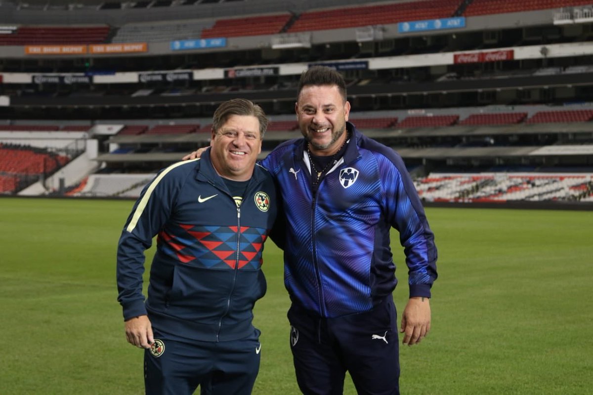 heliohinojosar's tweet image. ¿Quién para campeón?

RT     Antonio Mohamed
LIKE Miguel Herrera