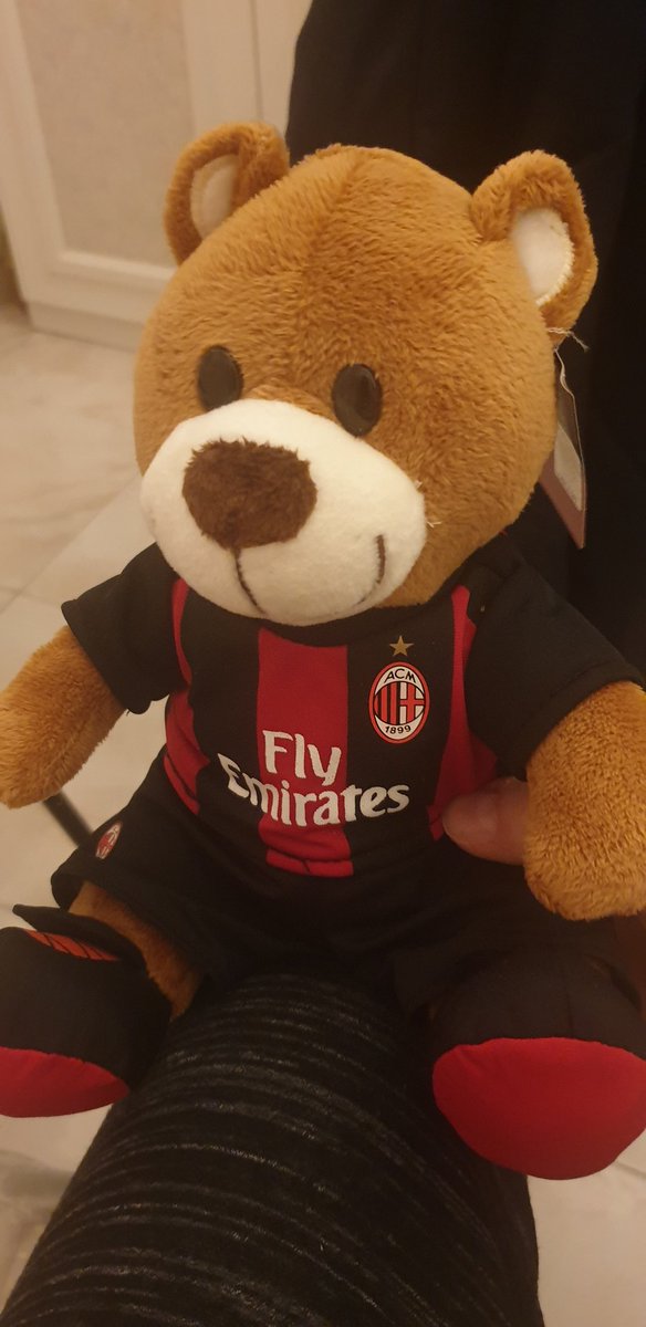 In questi giorni mi avete sentito parlare spesso del piccolo #Matteo, piccolo milanista di soli 7 anni, in lotta contro il mostro dei mostri. Bene, ecco una sua foto con il regalo fattogli dagli amici del <a href="/BrindisiClub/">MilanClubBrindisi</a>  e l'#InterClubBrindisi. Domani tocca a me con l'orsetto. ❤