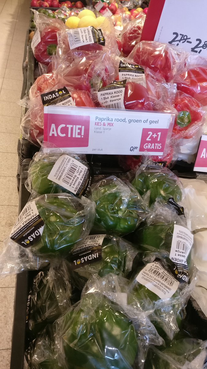 Jodyhanssen's tweet photo. Paprika's per stuk verpakt in plastic. Dat is toch niet meer van deze tijd @janlinderssuper #plasticwaste #janlinderssuper https://t.co/Qa6oPzjJVw