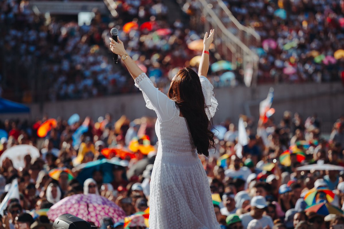 MarchaporJesus's tweet photo. Seguimos adorando y declarando la unidad, paz y esperanza como Iglesia para nuestro Chile 🇨🇱. Con música y las voces de quienes han marcado muchas generaciones cristianas.
El Coro Cóndores de Chile, Charlie Bustos y Raíces Cristianas y Gladys Muñoz. #ChileLaEsperanzaEsJesús https://t.co/Nq6Di436tG