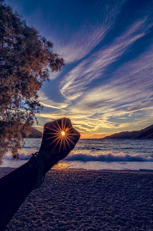 chernorris's tweet photo. The POWER in your hand !! hold the energy of the moment #blessings 🎆 https://t.co/PZGkJ8GiCD