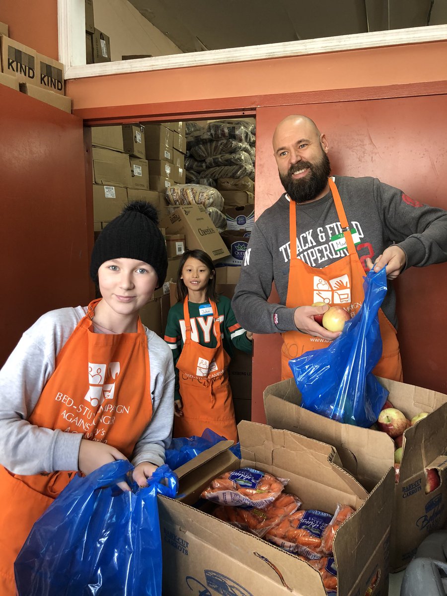 AnetteExner's tweet photo. Indeed @nycgov Best gift this year. Husband signed up entire family to volunteer at Bed-Stuy #CampaignAgainstHunger We met amazing people and kids got a clear understanding of what life should be about. #caring #kindness #endpoverty https://t.co/tyHo1DiV0r
