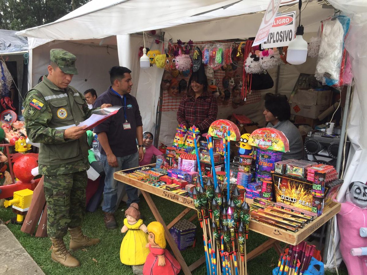 UNSIONTV's tweet photo. En #Cuenca Cuenca personal militar del Centro de Control Armas del  Azuay, como parte de las actividades de fin de año realiza la verificación y comercialización de material pirotécnico en los sectores autorizados para su expendio con el fin de evitar inconvenientes. #Noticias https://t.co/0UFDag2hNo
