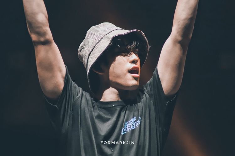 a necessary thread of jinyoung’s jawline @GOT7Official