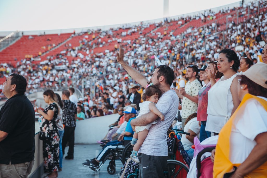 MarchaporJesus's tweet photo. Oramos por las familias chilenas, el pilar de esta  nación. Por los corazones de los padres, los hijos, los abuelos, para que seamos uno en Jesús. #ChileLaEsperanzaEsJesús https://t.co/HGC0PQ14di