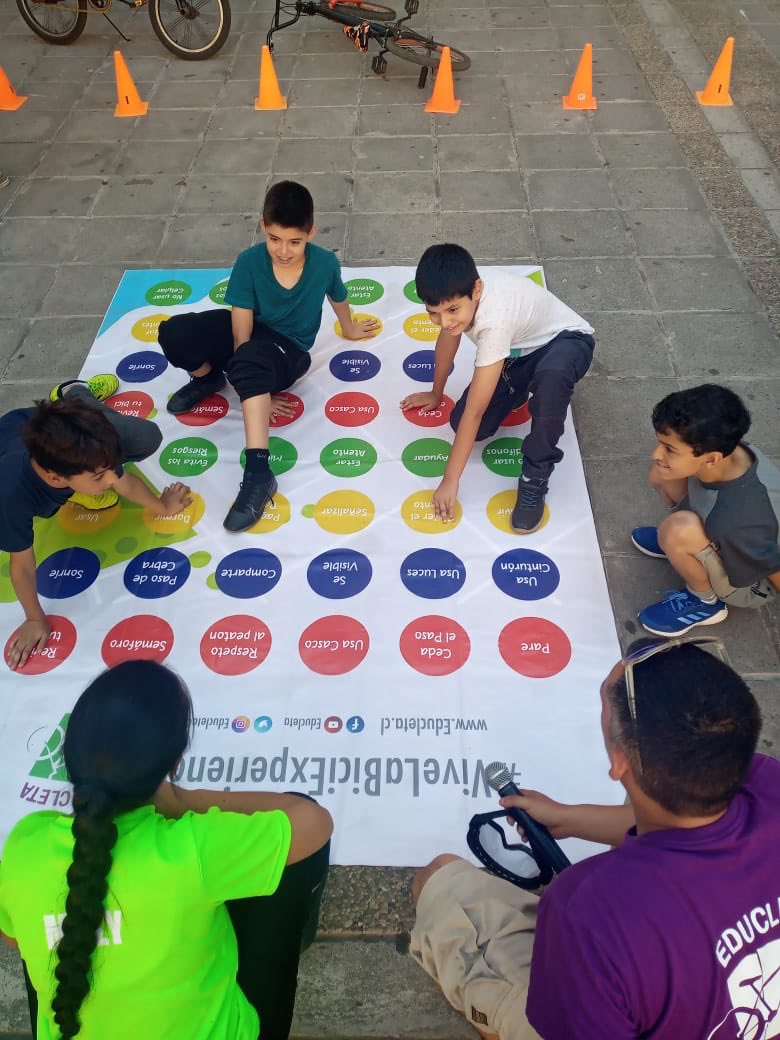 EducletaChile's tweet photo. Hoy vivimos una nueva #Biciescuela junto a residentes del Condominio Blindados de @Muni_Stgo
En la oportunidad colectivizamos el conocimiento de convivencia vial junto a Teatro Confín. #Educleta #ViveÑaBiciExperiencia https://t.co/iY2nZpoKzd