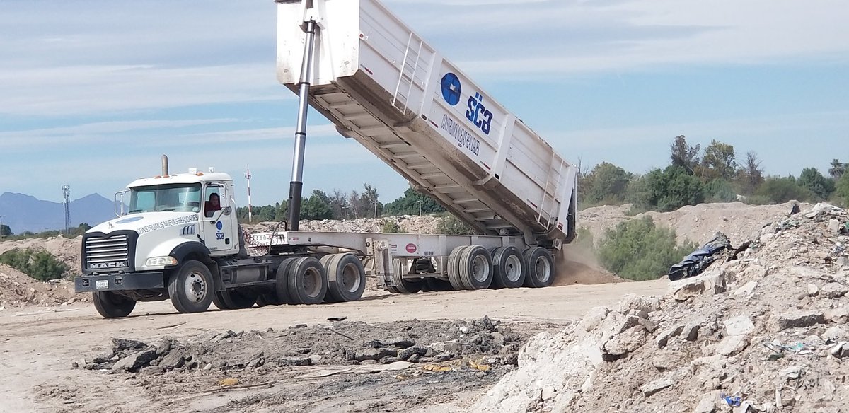 EscombroTorreon's tweet photo. Constructora SIICA tirando escombro en LA VEGA DEL CARACOL, área protegida captadora de aguas y contaminando ambiental y visualmente TORREON
@torreon
@AyuntTorreon
@AtencionTorreon
@rescatemostorr
@noticiastorreon
@GobDeCoahuila https://t.co/WpDDFvC7sK