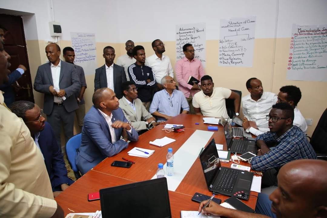 MOISOMALIA's tweet photo. Ra'iisul Wasaaraha XFS, mudane @HassanAKhaire ayaa booqday xarunta gurmadka degdegga ah oo ay ka socoto isku dubba ridka howlaha loogu gurmanayo dadkii waxyeelladu kasoo gaartay weerarkii argagaxiso ee Muqdisho. https://t.co/RUeM56I4Dr