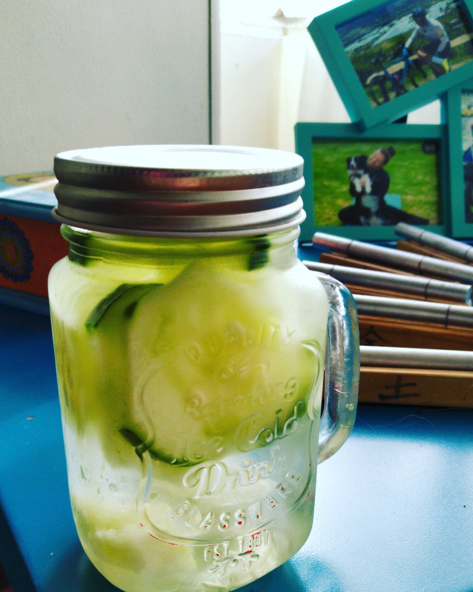 joyceahsd's tweet photo. Agua Detox en ayunas, pepino y limón 🥒🥒🥒🥒ayuda a limpiar el organismos, hidrata, despierta el sistema digestivo ...ideal para la sed y para aquellos que no les gusta el agua solita 💚💚💚 https://t.co/vkw9fqrdVN