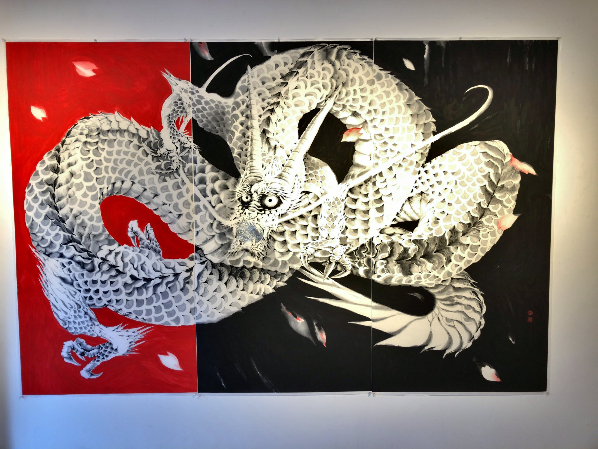 水墨絵師 墨善 Auf Twitter おかげさまで個展２日目です おはようございます 龍神様が飛び出して観える 爪立てられそう と ありがたいことに 沢山のお声頂いてます 飛び出してくるか こないか 爪立てられるか られないか ぜひとも観にきてください お会い