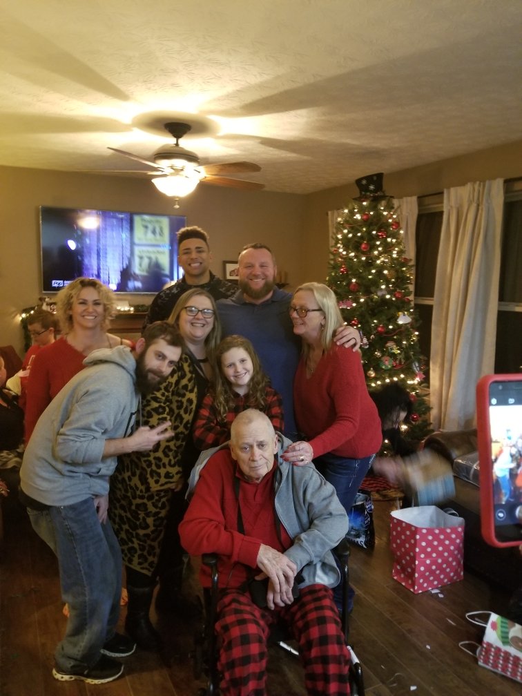 Girl0nFire84's tweet photo. I love my crazy family more than anything. #fuckcancer #terrystrong https://t.co/QS0yqx2HJQ