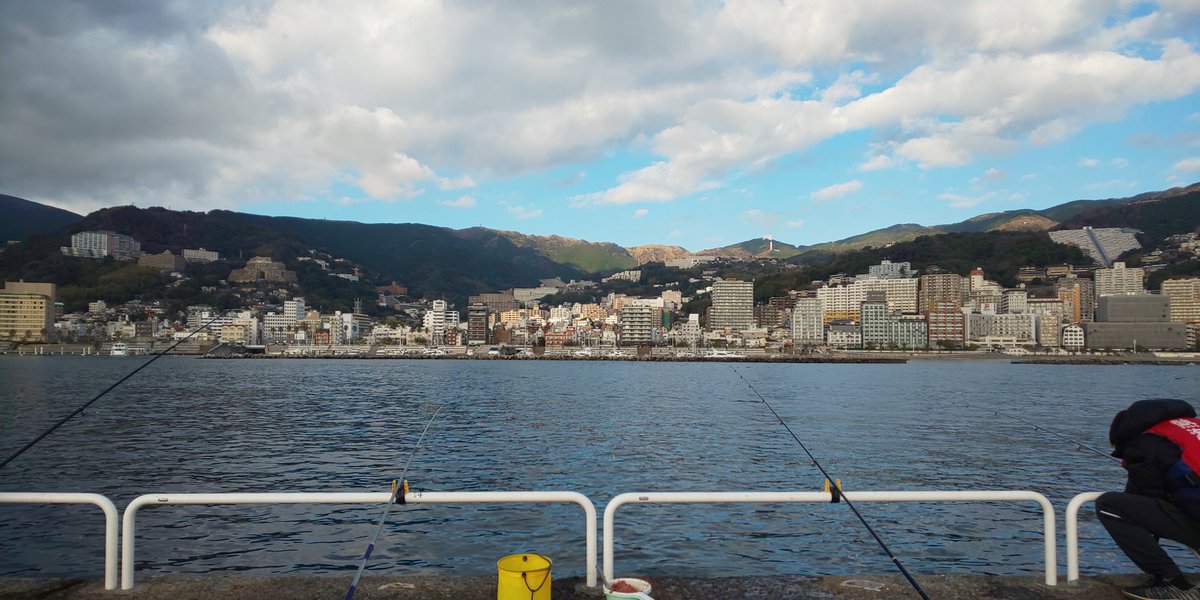 釣り納めは熱海に来てみました😎
……渋い🙄
景色を楽しんでおります🙄