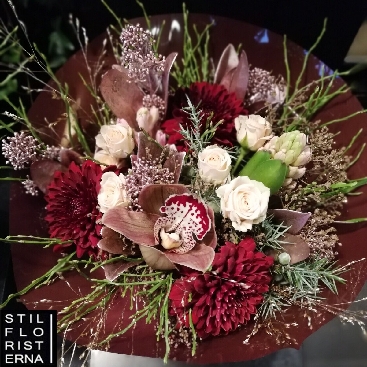 Vi förbereder butiken för nyår, och har öppet söndag, måndag och nyårsafton för att förhöja Linköpingsbornas upplevelser av nyårsfestligheter :-) #stilfloristerna