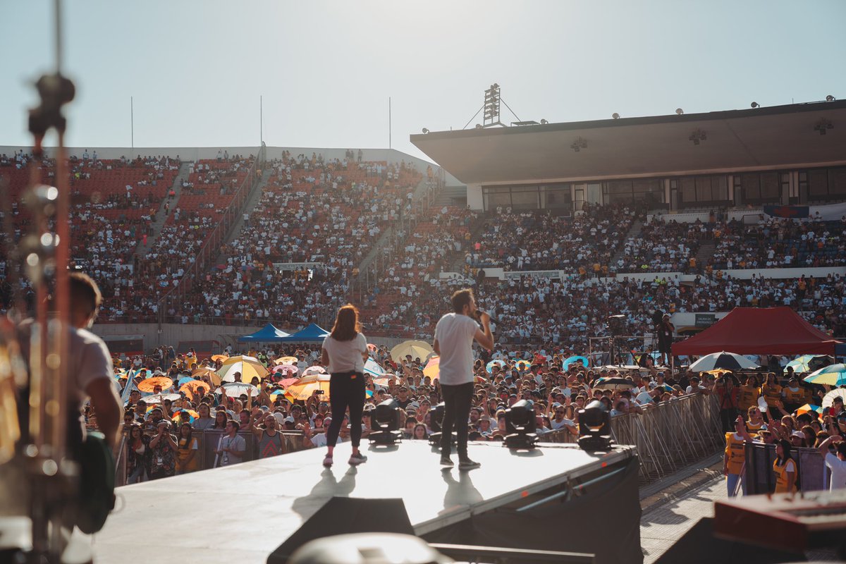 MarchaporJesus's tweet photo. La alegría y razón por la cual cantamos y bailamos es Jesús. 
Seguimos llenando de alabanza el Nacional con la música de @linearoja y la banda de @ctueadoracion #ChileLaEsperanzaESJesús https://t.co/mFeLqkaWBE