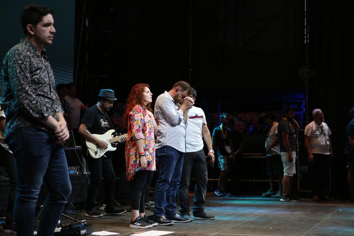 MarchaporJesus's tweet photo. Si el #ReyDavid danzaba con todas sus fuerzas delante del Señor, y @BillyBunster1 es capaz de perder la compostura por #Jesus, Entonces, ¿Por qué no entregar #TODO lo que somos a nuestro #ReyDeReyes? #ChileLaEsperanzaEsJesus https://t.co/pZTjahE5Cg