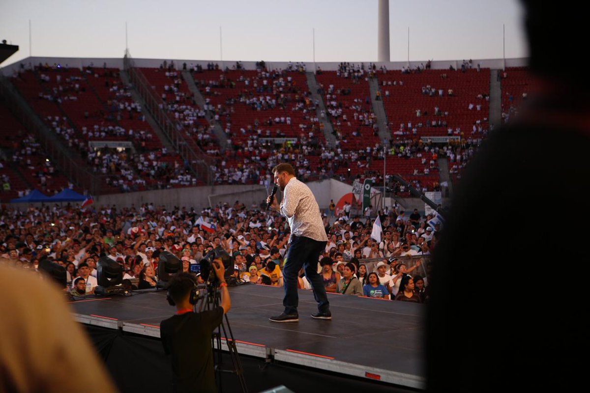 MarchaporJesus's tweet photo. Si el #ReyDavid danzaba con todas sus fuerzas delante del Señor, y @BillyBunster1 es capaz de perder la compostura por #Jesus, Entonces, ¿Por qué no entregar #TODO lo que somos a nuestro #ReyDeReyes? #ChileLaEsperanzaEsJesus https://t.co/pZTjahE5Cg