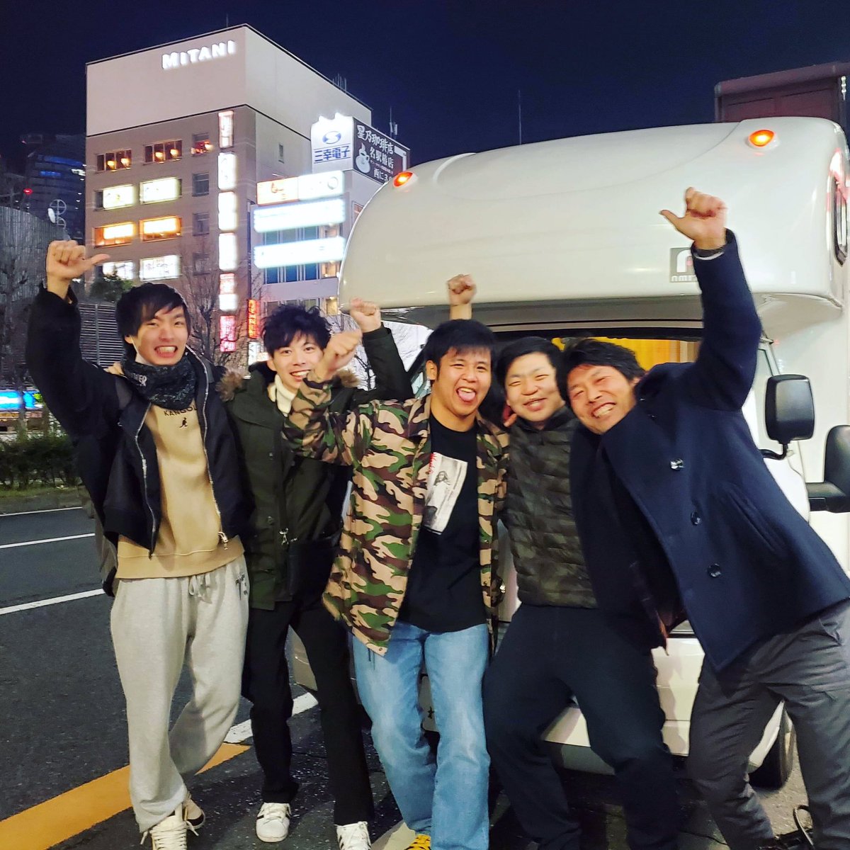 CAMPINCAR's tweet photo. 【名古屋ステーション基地】

初めてのキャンピングカーにて
男4人スキーへの旅☆

一人は呑んでて後に合流し、
一緒に呑んでた方も撮影に参加！

テンションブチアゲで
入って頂きました☆彡

お気をつけて
楽しんで来てください！！

今回ご利用車両は
アミティG-1 AtoZ
マツダボンゴトラックです。 https://t.co/YC6wv5iJq8