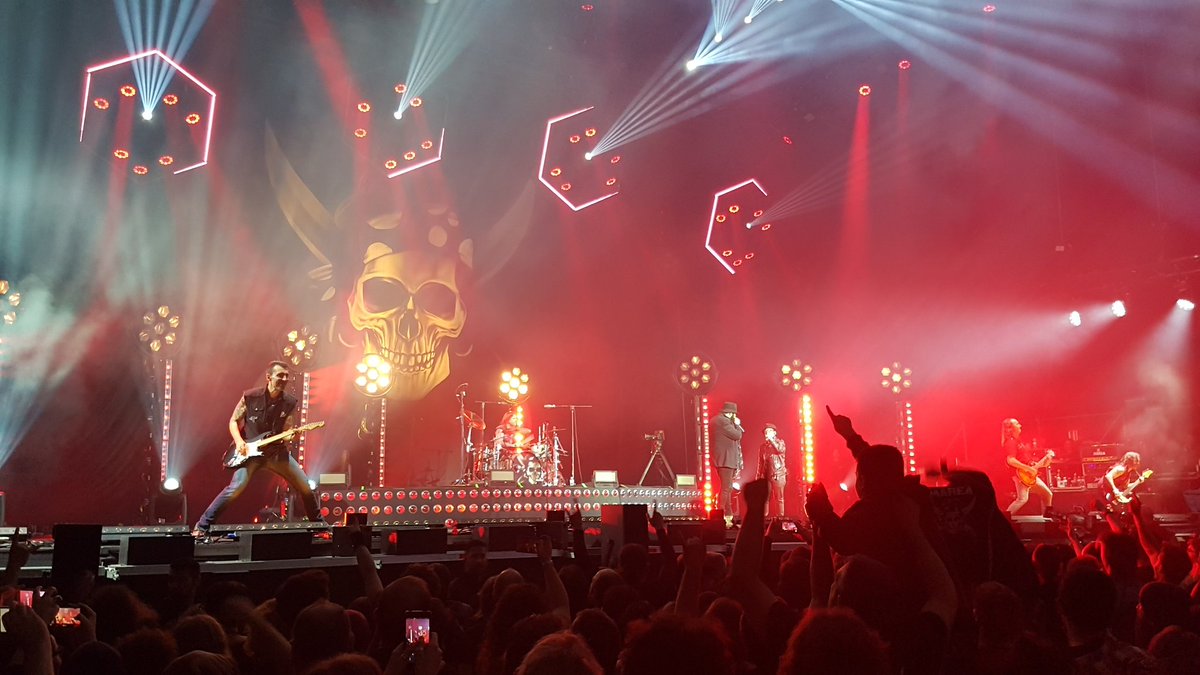 DavidAlonso1985's tweet photo. Gran último concierto d la gira #azogue. Esperemos poder volver a disfrutar n el futuro d su magia y poesía. ( Muchas gracias a eso a maravillosos navarros: Kutxi. Kolibrí . Piñas. César y Alen) https://t.co/6FzC4acfgg