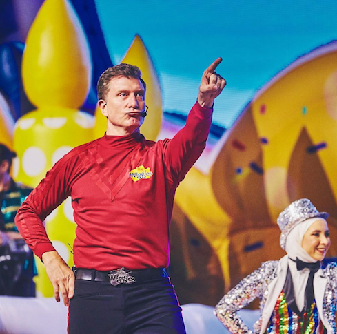 TheWiggles's tweet photo. Some serious Mick Jagger energy here ❤️

Photo by: @qudosbankarena  

#TheWiggles #SimonWiggle #SayTheDanceDoTheDance https://t.co/8sJWhDwYaA