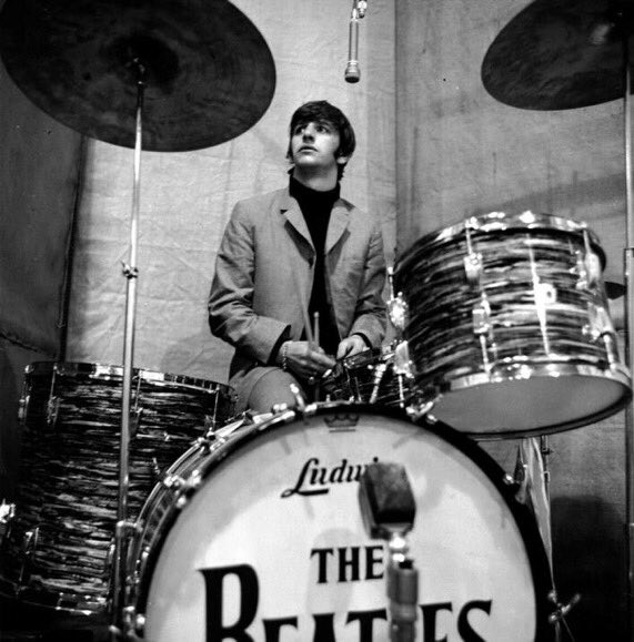 fab4_thebeatles's tweet photo. Manufactured in the ‘60s and most famous today for its use during numerous Beatles’ recording sessions as a drum overhead mic for @RingoStarrMusic, the AKG D19 is an integral part of our #MicrophoneCollection.
rt @AbbeyRoad https://t.co/pCzliZAF8S