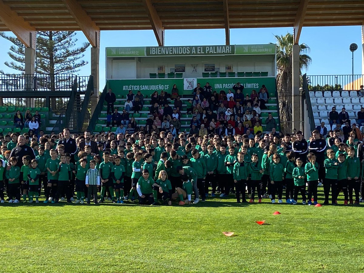 ASCF_Cantera's tweet photo. ✨Presentación de Nuestra Cantera✨

👌🏻Sensacional mañana de convivencia entre familias, jugadores, técnicos y junta directiva.

🎙Agradecer a tod@s los que han colaborado para que este acto haya podido llevarse a cabo💪🏻⚽️💚

📣Bienvenidos a El Palmar🏟
#ElFuturoEsVuestro https://t.co/2tNCOm5yiO